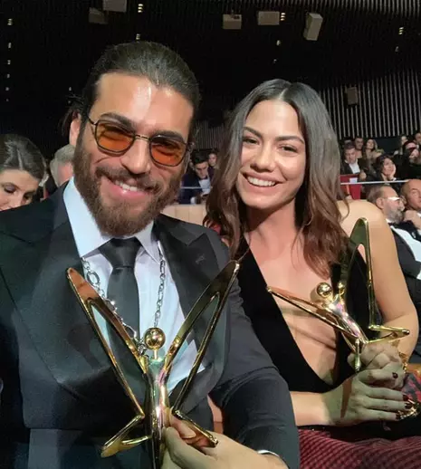 GALERIE FOTO. Can Yaman şi Demet Özdemir cântă împreună la “Vocea Turciei” de Revelion