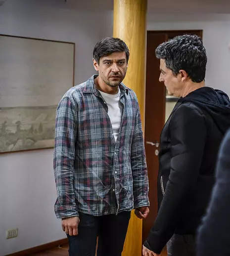 Episod 15, sezon 2 “Fructul oprit”. Înarmat, Alex îl amenință pe Adrian: “Ultima dată când a fost un pistol în camera asta, un om a murit”