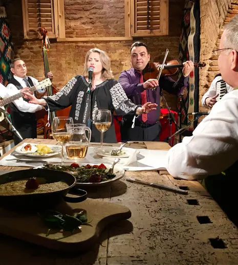 Dinescu găteşte urzici pentru o moldoveancă aprigă! „Politică și delicatețuri” revine la TVR 1, din 7 aprilie