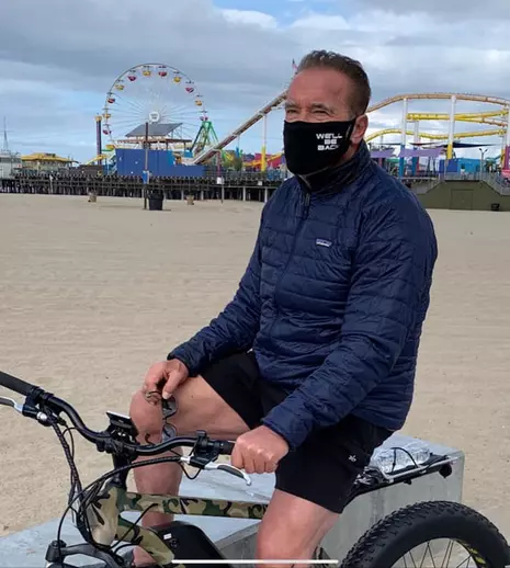 Arnold Schwarzenegger va dona măști cu replica sa din „Terminatorul”
