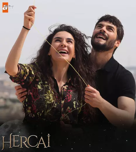 Cam multe scandaluri la filmările pentru „Hercai”! De ce s-ar face vinovați cei doi actori principali, Akın Akınözü și Ebru Şahin