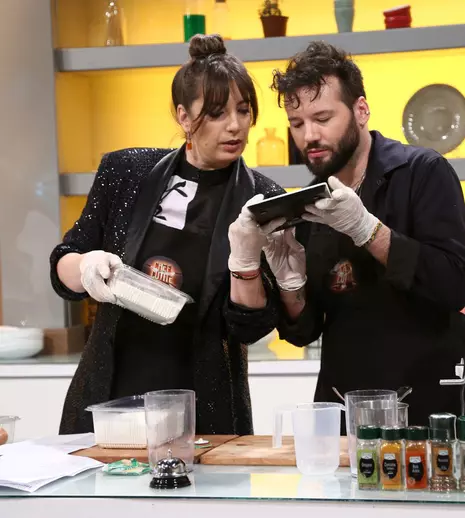 Chefi la cuțite 27 aprilie 2021. Invitații speciali ai serii, Cocuța și Bogdan Boantă, le fac o surpriză chefilor