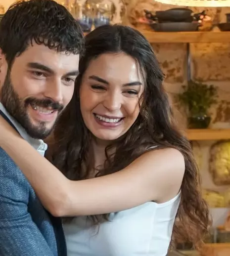 „Hercai” ajunge astăzi la final. Cum se termină serialul cu Ebru Şahin și Akın Akınözü