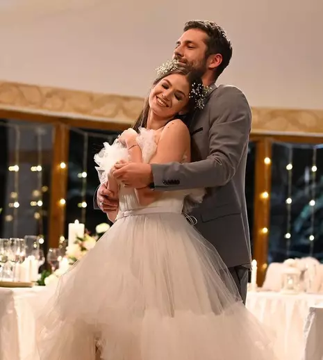 Imaginile publicate de Alecsandru Dunaev, actorul din serialul „Adela”. „Cât se mai amuză bărbatul la nuntă, neștiind ce-l așteaptă”