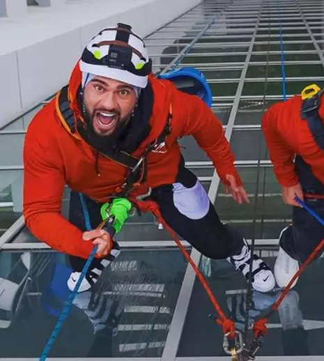 Selly și Dorian Popa au trecut la munca de... sus! Cei doi au spălat geamuri, echipați ca alpiniști utilitari