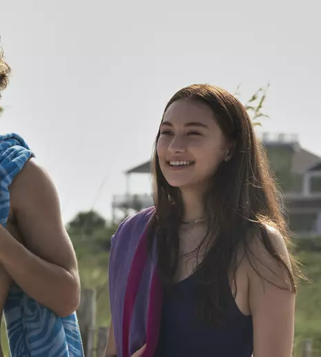 „Vara în care am devenit frumoasă”, noul hit de la  Prime Video. Serialul este bazat pe cartea cu același nume