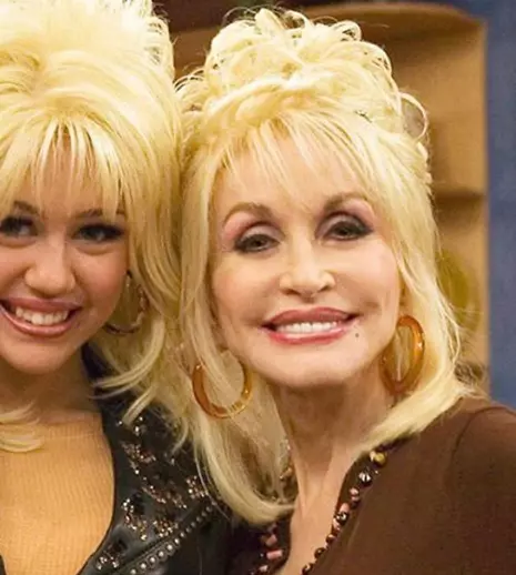Dolly Parton, imagini de senzație alături de Miley Cyrus. Ce mesaj a transmis de ziua finei sale