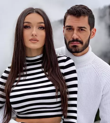 Viviana Sposub și George Burcea au întors privirile în Los Angeles. Primele imagini de la premiera serialului „Wednesday” de la Netflix