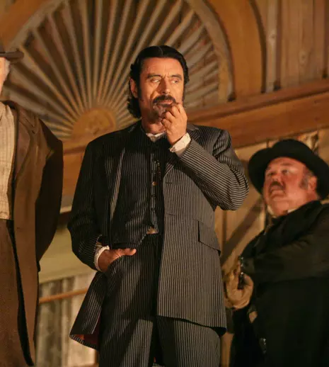 Serialul western „Deadwood”, premiat cu 8 Emmy-uri şi un Glob de Aur, începe la TVR 1. Când e premiera