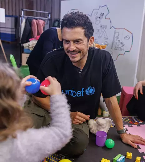 Orlando Bloom, în vizită la un centru de copii din Kiev. Actorul este ambasador al bunăvoinței pentru UNICEF