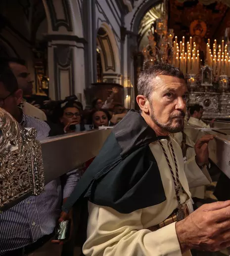 Antonio Banderas, în haine monahale pe străzile din Malaga. Actorul a condus procesiunea de Florii