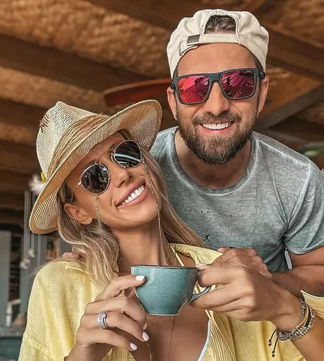Dani Oțil și Gabriela Prisăcariu și-au împodobit bradul de Crăciun. Ce decorațiuni au ales