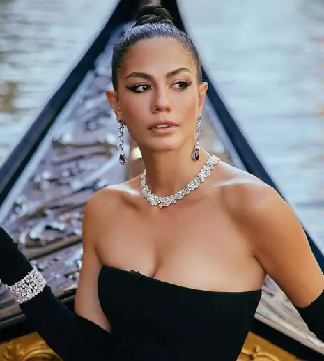 Celebra actriță turcoaică Demet Özdemir a făcut furori la o gală de la Dubai. Cum a arătat