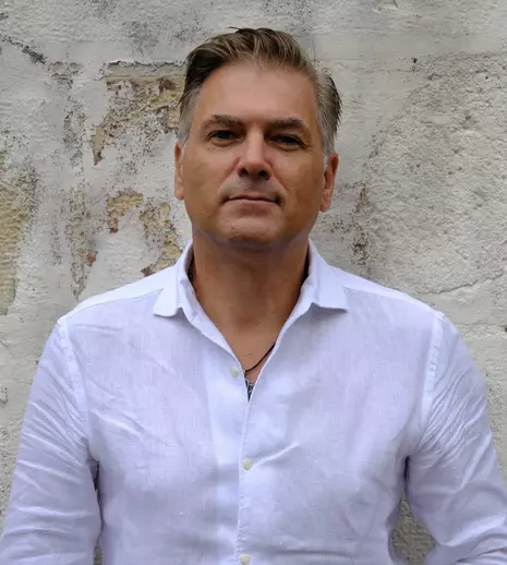 Mircea Radu scrie o carte. „Mă voi reîntoarce la scris imediat ce revin în țară de la filmările «Noi, românii»”. EXCLUSIV