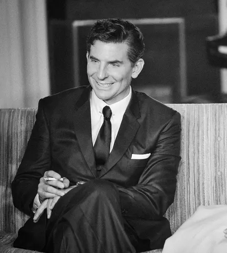Netflix a lansat posterul oficial pentru filmul Maestro. Imaginea superbă cu Bradley Cooper și Carey Mulligan