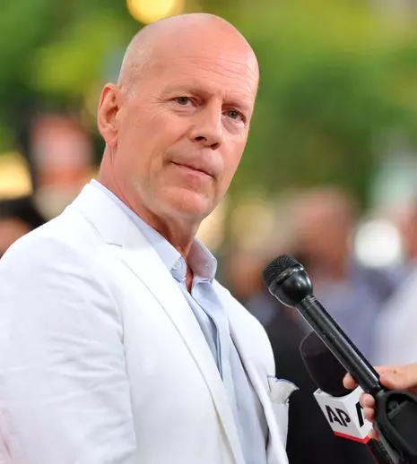 Viața cu Bruce Willis: Emma Heming despre diagnosticul care le-a schimbat familia: „Ne ține de mână, ne îmbrățișează, și asta e tot ce contează”