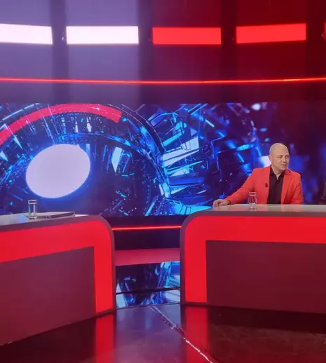 Cum s-a schimbat umorul românesc în ultimii 30 de ani. Toni Grecu, Dan Badea, Ioana State şi Marius Florea Vizante explică la „Punctul critic”, pe TVR 1