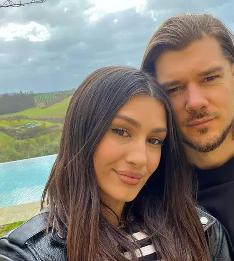 Alina Eremia s-a logodit cu iubitul ei, Edi Barbu. Primele imagini cu inelul de logodnă