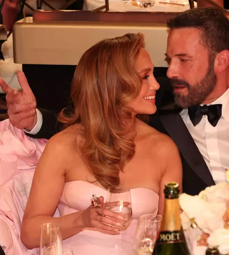Cele mai frumoase cupluri de la Gala Globurilor de Aur. Ben Affleck și Jennifer Lopez s-au sorbit din priviri pe covorul roșu