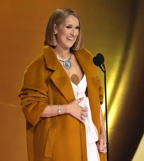 Celine Dion, apariție-surpriză la Premiile Grammy! Artista a fost condusă pe scenă de fiul ei cel mare, Rene-Charles