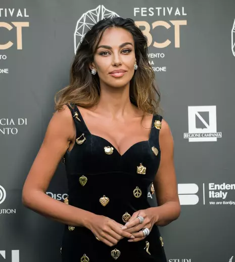 Mădălina Ghenea, pictorial incendiar în lenjerie intimă. Imaginile care au făcut furori printre fani
