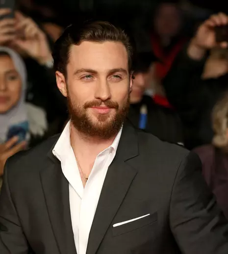 Cine este soția lui Aaron Taylor-Johnson. Detalii despre familia actorului favorit pentru rolul James Bond. Este cu 24 de ani mai mare decât el și s-au cunoscut pe platoul de filmare