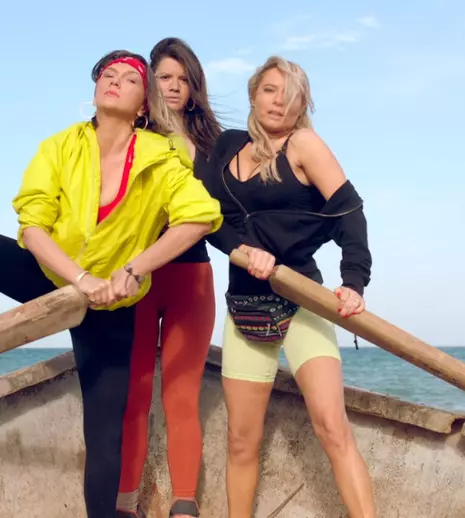 Adela Popescu, Laura Cosoi și Ada Condeescu, goale pe afișul lungmetrajului „Retreat Vama Veche”. Dată de lansare, trailer