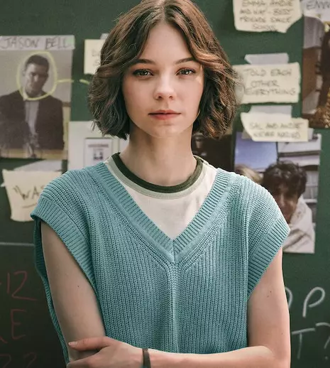 Cui nu-i dau pace nedreptățile vechi. Ce știm despre serialul „Ghidul pentru crimă al unei fete cuminți”, care se lansează la Netflix