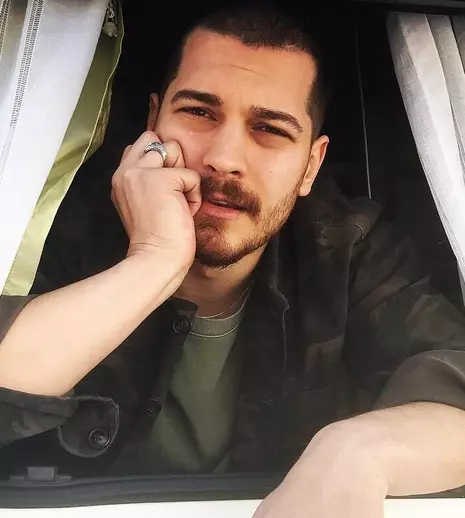 Çağatay Ulusoy, plătit regește pentru fiecare episod din noul său serial. Actorul a semnat un contract „gigant”. Primele detalii