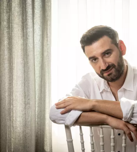 Imagini de colecție din copilăria lui Cosmin Vijeu. Cu ce mari artiști are poze vedeta de la „Asia Express”. Aurelian Temișan: „Are cu ce se mândri”
