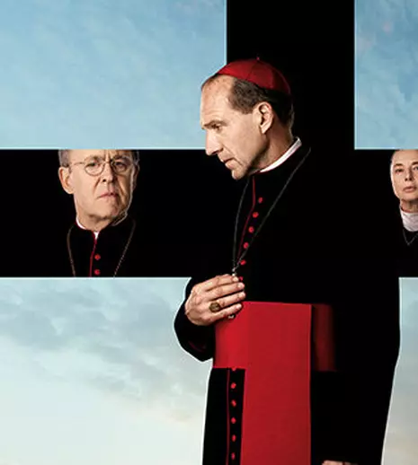 „Conclav” ajunge pe marile ecrane. Filmul cu Ralph Fiennes și Stanley Tucci e favorit la Globurile de Aur cu 6 nominalizări