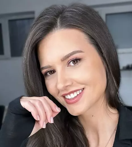 Cine este Iulia Pârlea: Studii, carieră și viață personală a prezentatoarei Pro TV