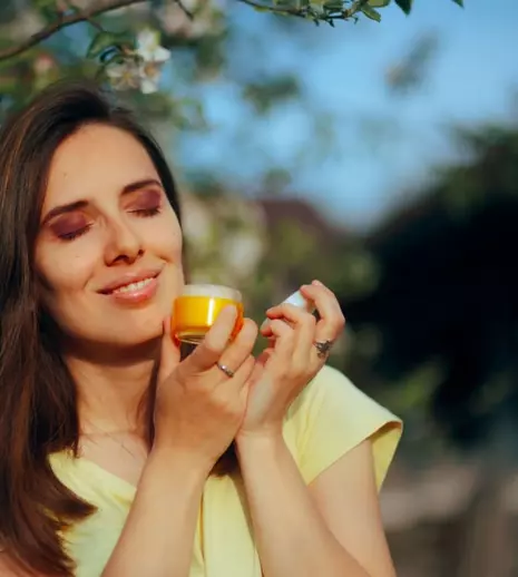 Cum să alegi crema de față potrivită pentru primăvara aceasta: 3 ingrediente la care să fii atentă
