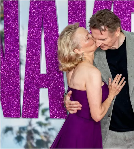 Pamela Anderson și Liam Neeson, surprinși în ipostaze tandre la premiera „The Naked Gun”. Ce gest a atras toate privirile