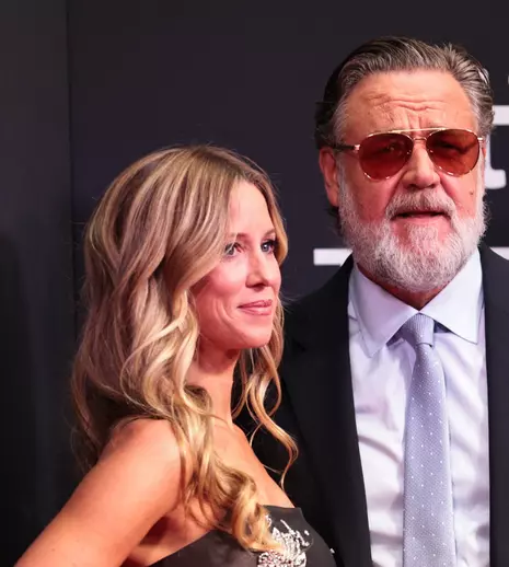 Russell Crowe, în centrul atenției la Festivalul de Film de la Toronto. A apărut pe covorul roșu alături de iubita cu 26 de ani mai tânără