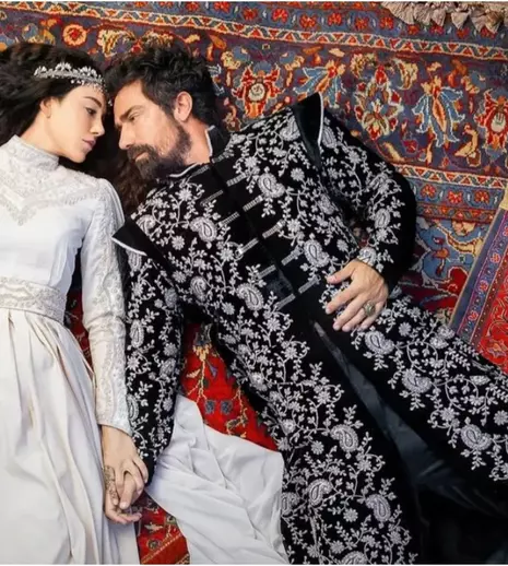 Au apărut posterul și trailer-ul serialului turcesc „Binbir Gece Masalları” cu Cansu Dere și İbrahim Çelikkol