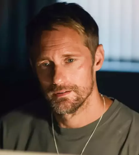 „Pillion”: Alexander Skarsgård într-un film provocator și amuzant despre dorință, putere și identitate. Pelicula premiată la Cannes vine în România