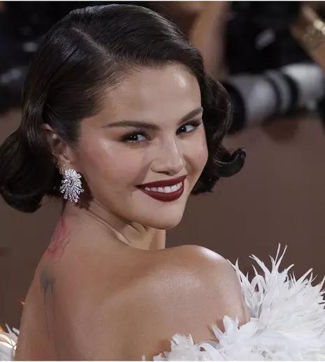 Globurile de Aur 2026: cele mai spectaculoase apariții de pe covorul roșu. Selena Gomez, Miley Cyrus și Jennifer Lawrence au dominat seara