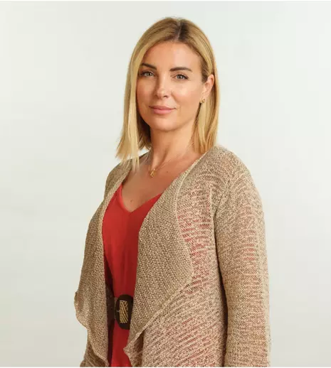 Povestea nespusă a lui Özge Özberk, vedeta din „O nouă șansă”. Actrița este scriitoare și din nou studentă la 49 de ani