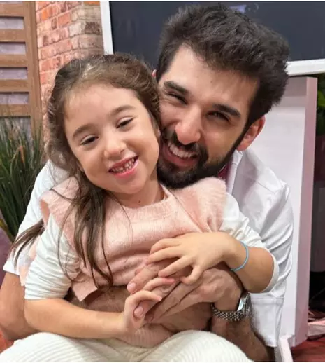 Richard Abou Zaki, tătic model în parc! Imagini rare cu fiica sa, Carlotta, vorbind limba română. Ce i-a răspuns juratului când i-a spus „Te iubesc”. VIDEO