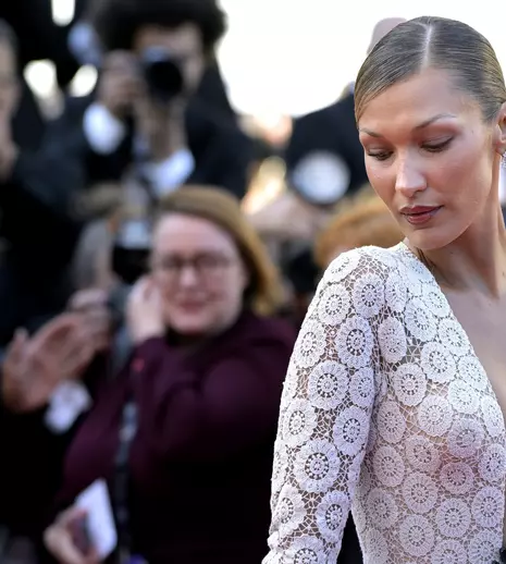 Bella Hadid a eclipsat total orice concurență la  Festivalul de la Cannes. Cum arată rochia la care au muncit 130 de persoane