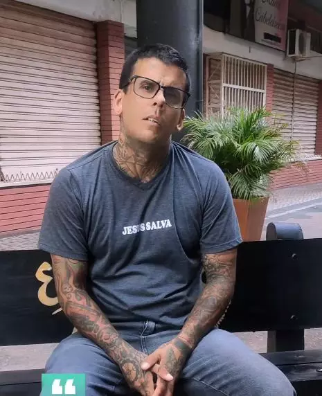 leandro de souza cu ochelari