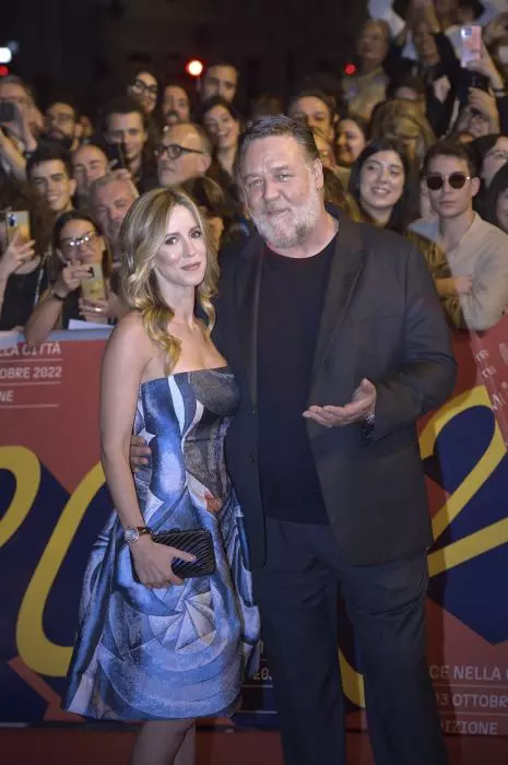 Britney Theriot și Russell Crowe