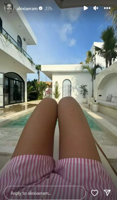 Alexia Eram, superbă în costum de baie în Bali  (1)
