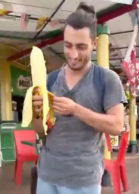 banana-uriasa-gasita-de-un-cuplu-in-borneo-5