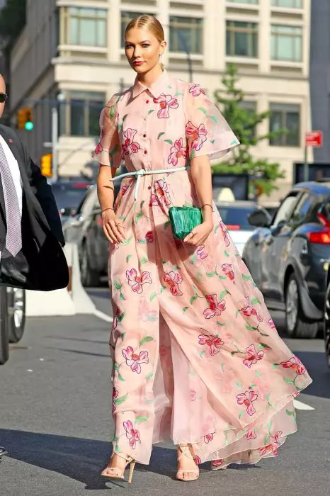 Karlie Kloss is Summer ready for the FiFi Awards