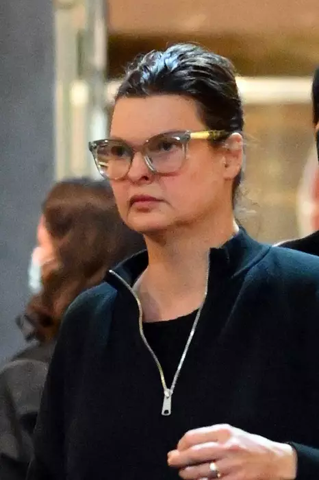 EXCLUSIVE: **PREMIUM EXCLUSIVE RATES APPLY** NO WEB UNTIL 1:15PM ET FEBRUARY 26, 2022***  Linda Evangelista Steps Out Face Mask-Free For First Time Since Filing Lawsuit Against CoolSculpting Over Fat Freezing Nightmare