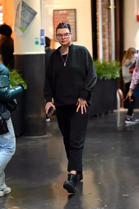 EXCLUSIVE: **PREMIUM EXCLUSIVE RATES APPLY** NO WEB UNTIL 1:15PM ET FEBRUARY 26, 2022***  Linda Evangelista Steps Out Face Mask-Free For First Time Since Filing Lawsuit Against CoolSculpting Over Fat Freezing Nightmare