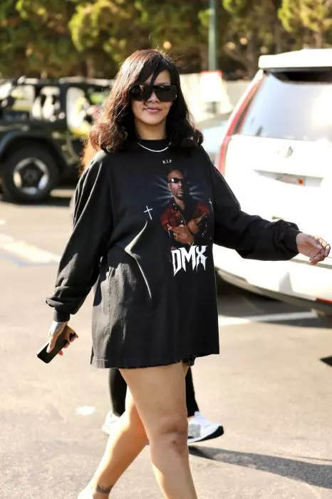 Rihanna in pantaloni scurti