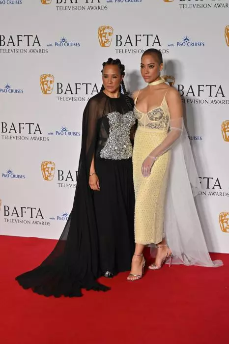 Golda Roshuevel și Cush Jumbo